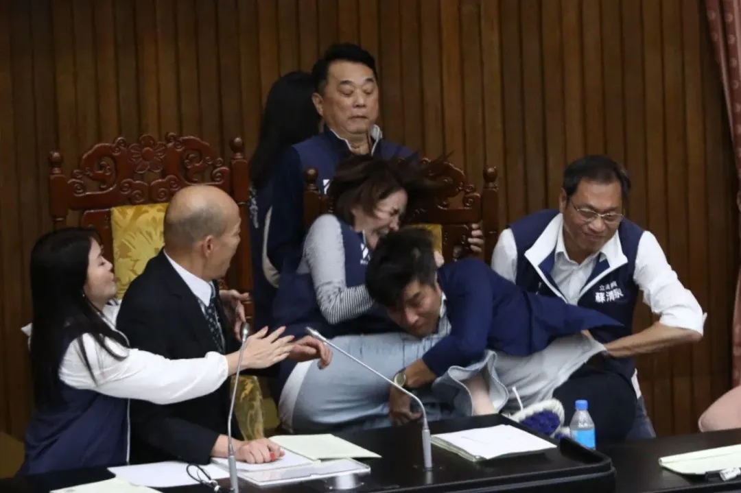 民進黨立委鍾佳濱衝撞國民黨陳菁徽畫面。(圖/中天新聞)