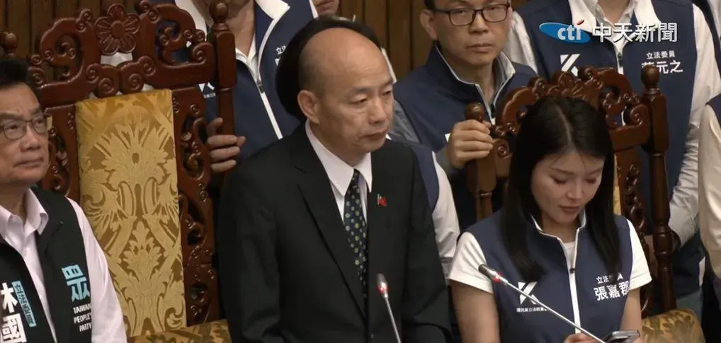 綠委想趁國民黨立委防線薄弱時攻佔主席台,但仍無法成功。