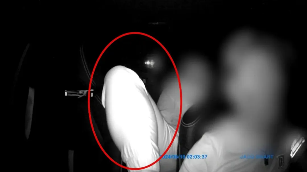 客人把腳伸到前座,還一直亂踹排檔桿。(圖/翻攝畫面)