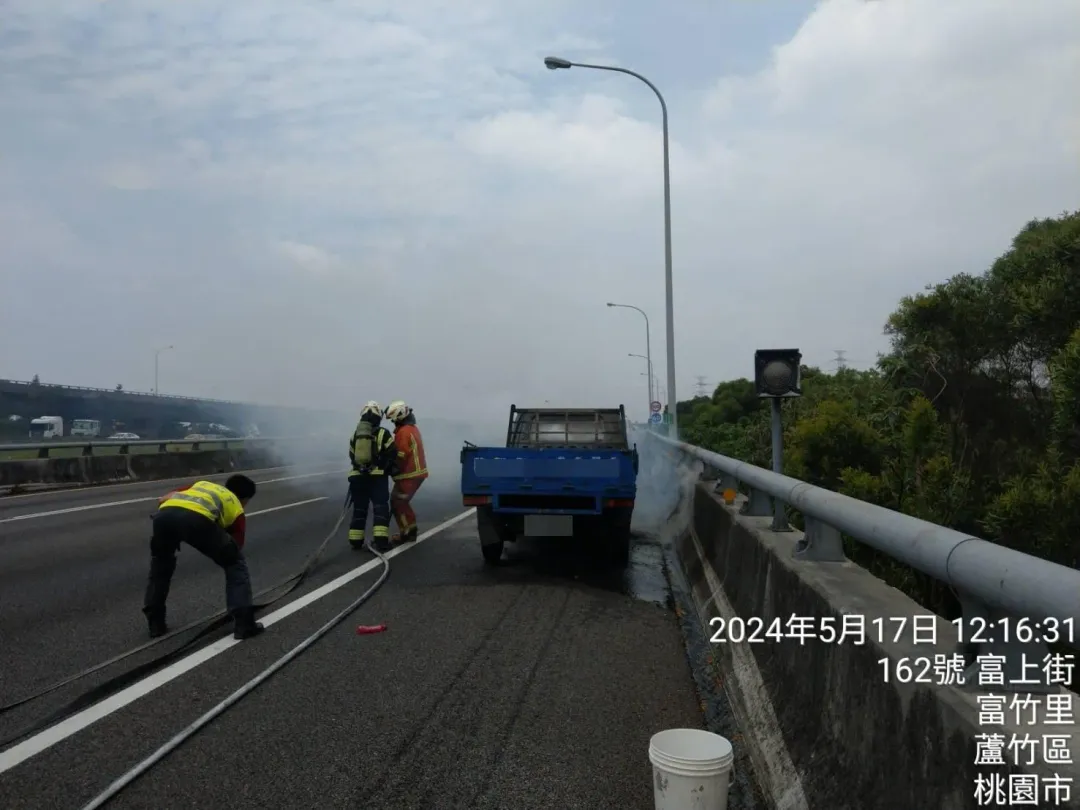 員警到場後發現小貨車已停靠路邊，不過車頭卻已燒成廢鐵。（圖／民眾提供）