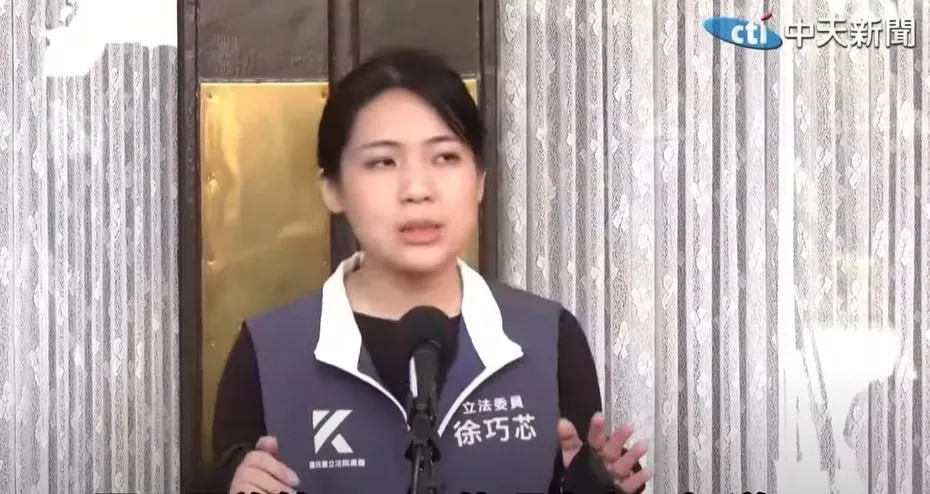 徐巧芯回應當初是要纏住王美惠手臂要將她拉走。（圖／中天新聞）