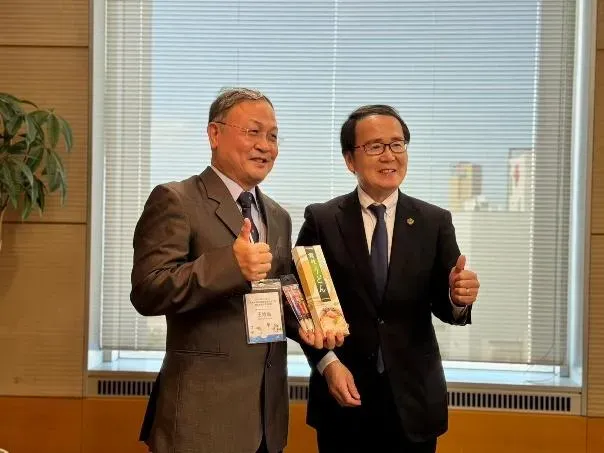 香川知事池田豐人致贈讚岐烏龍麵&nbsp;。（圖／花蓮兒家協會提供）