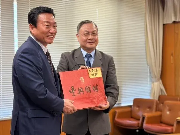 榮譽理事長王迺燕致贈給高松市長大西秀人花蓮縣長徐榛蔚禮品。（圖／花蓮兒家協會提供）