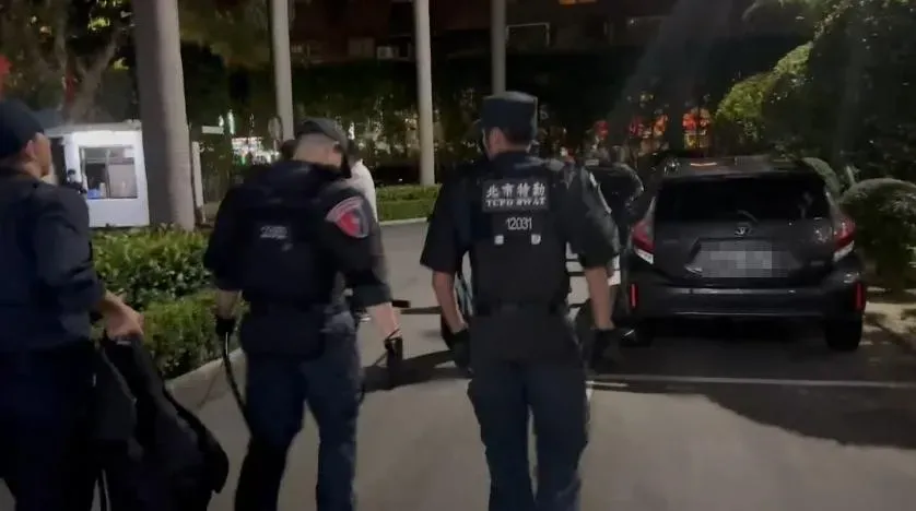 大批特勤員警全副武裝拿著伸縮棒,在立法院場外巡邏。(圖/中天新聞)