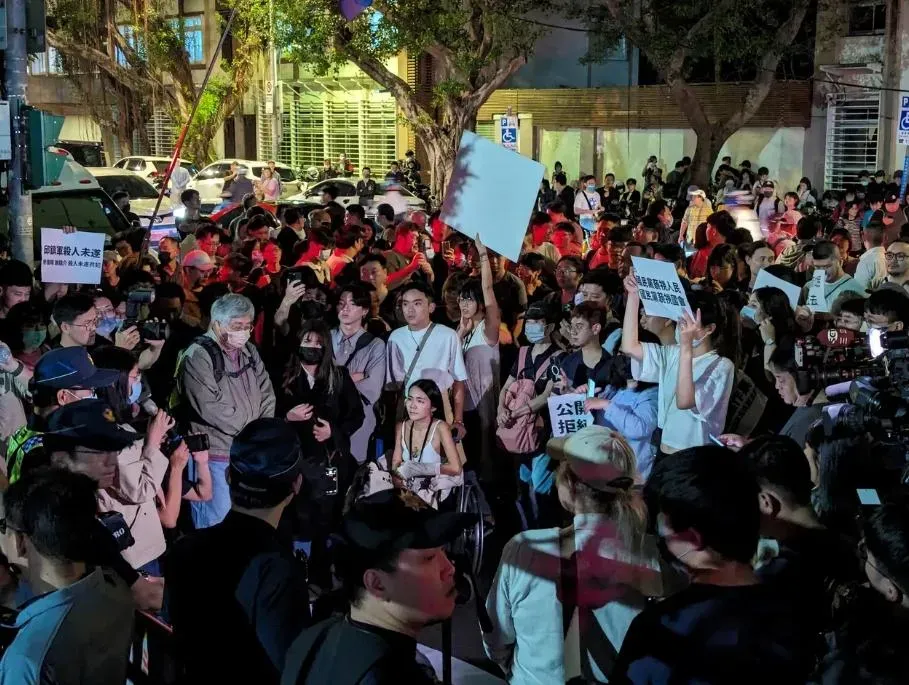 今天晚間9時30分,多位青年學生聚集在立法院前,警方表示目前已聚集約350-400名的青年抗議。(圖/中天新聞)
