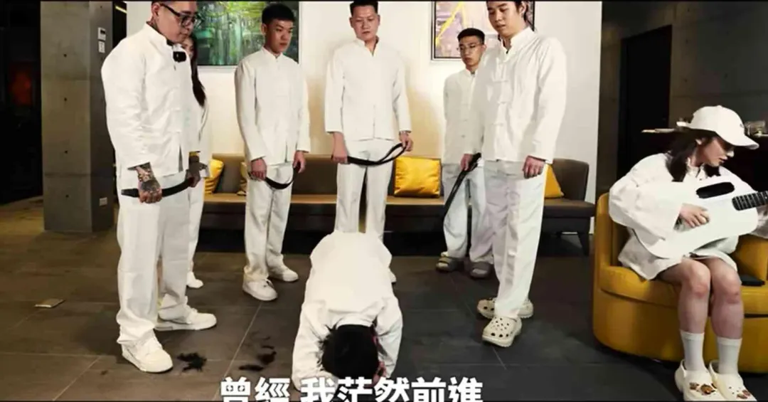 Toyz跪地痛哭。(圖/Toyz YT)