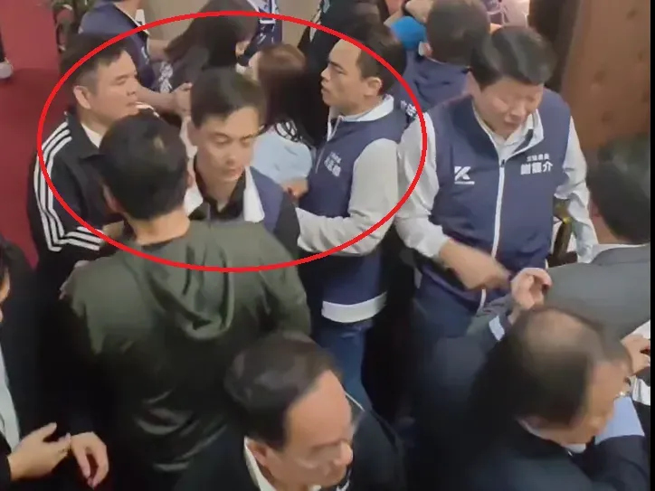莊瑞雄(左)和洪孟楷(右)爆發嚴重衝突。(圖/中天新聞)