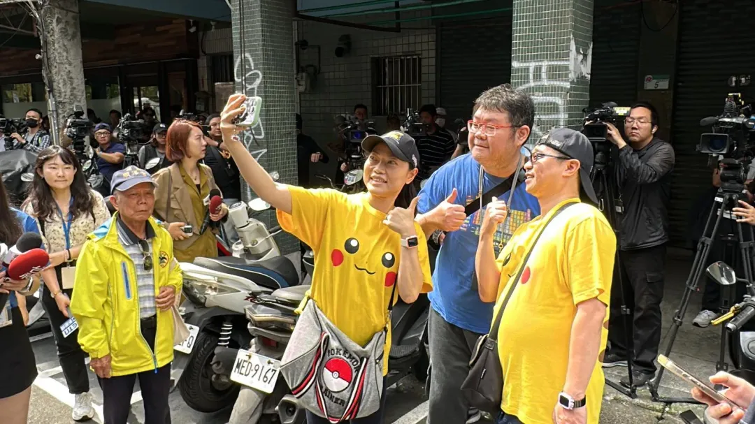 粉絲搶著和四叉貓合照。（圖／記者塗豐駿攝）