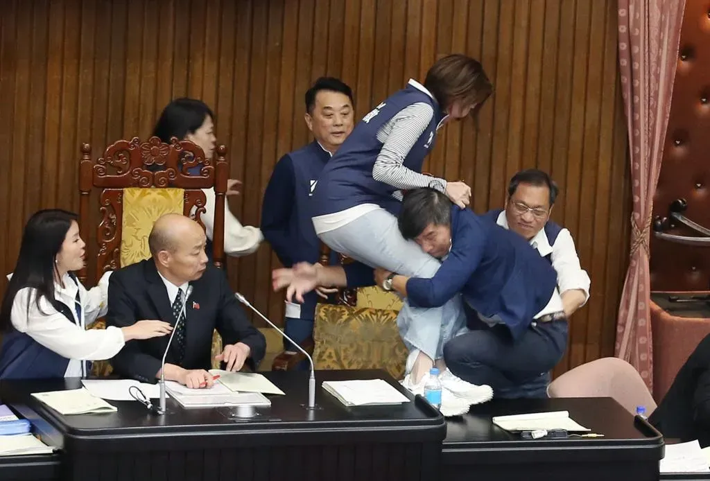 鍾佳濱突衝上主席台,一把抱住守在韓國瑜身旁的陳菁徽,並將她撲摔在地。(圖/資料照)
