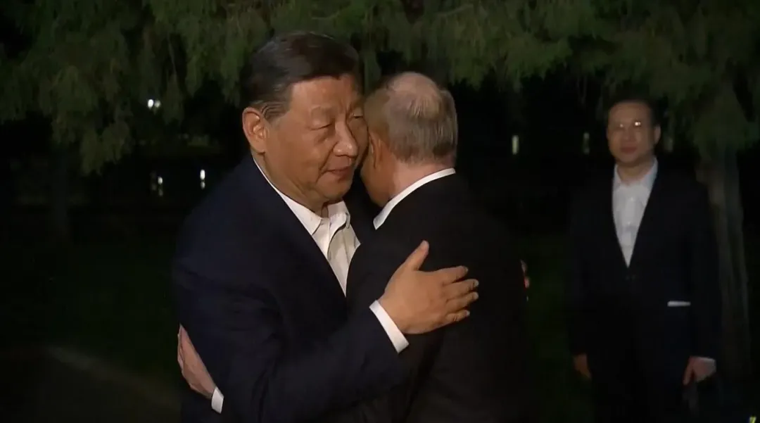 大陸國家主席習近平在中南海緊握普丁肩膀並罕見兩度擁抱。（圖／美聯社）