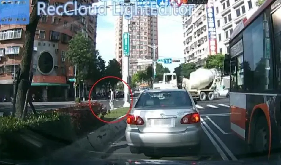 54歲吳男駕駛水泥預拌車於該路口左轉要往三峽方向。(圖/翻攝自臉書我是土城人)