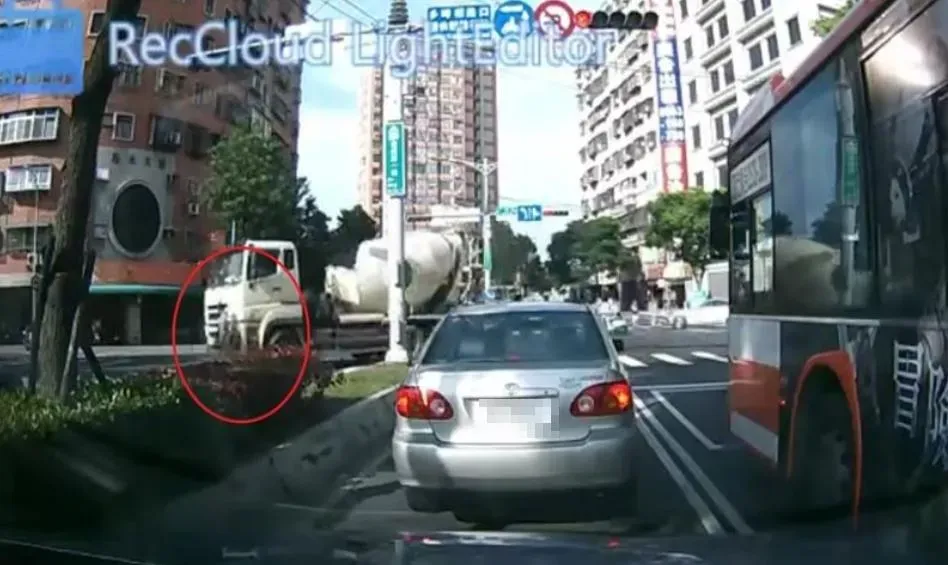 張男被水泥預拌車撞擊後,整個人瞬間被捲入車底,畫面相當怵目驚心。(圖/翻攝自臉書我是土城人)