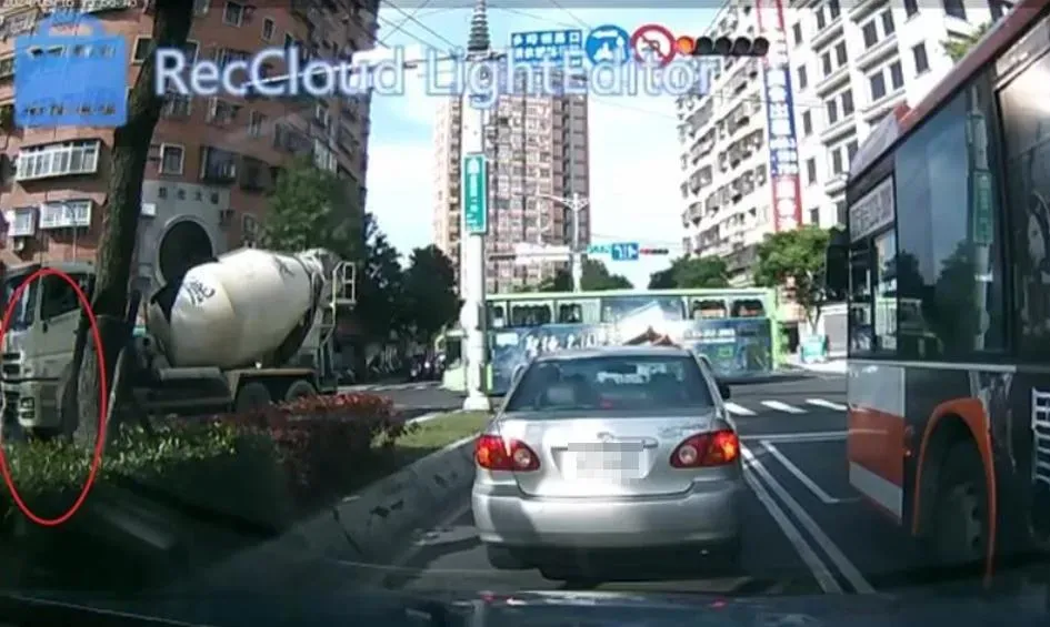 警方表示,事發後已對肇事駕駛舉發交通違規。(圖/翻攝自臉書我是土城人)