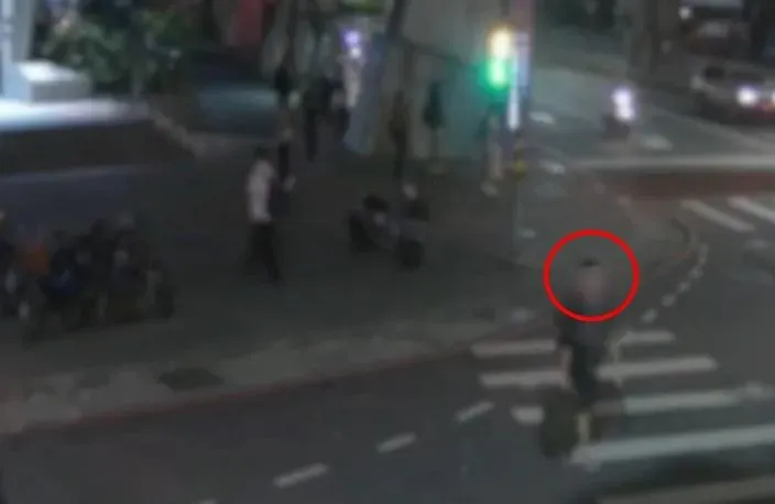 許男身穿黑衣短袖和短褲，手拿軍事包，徒步行走在街道上，心情上看起來相當平靜，準備前往劉姓女友的住家。（圖／中天新聞）