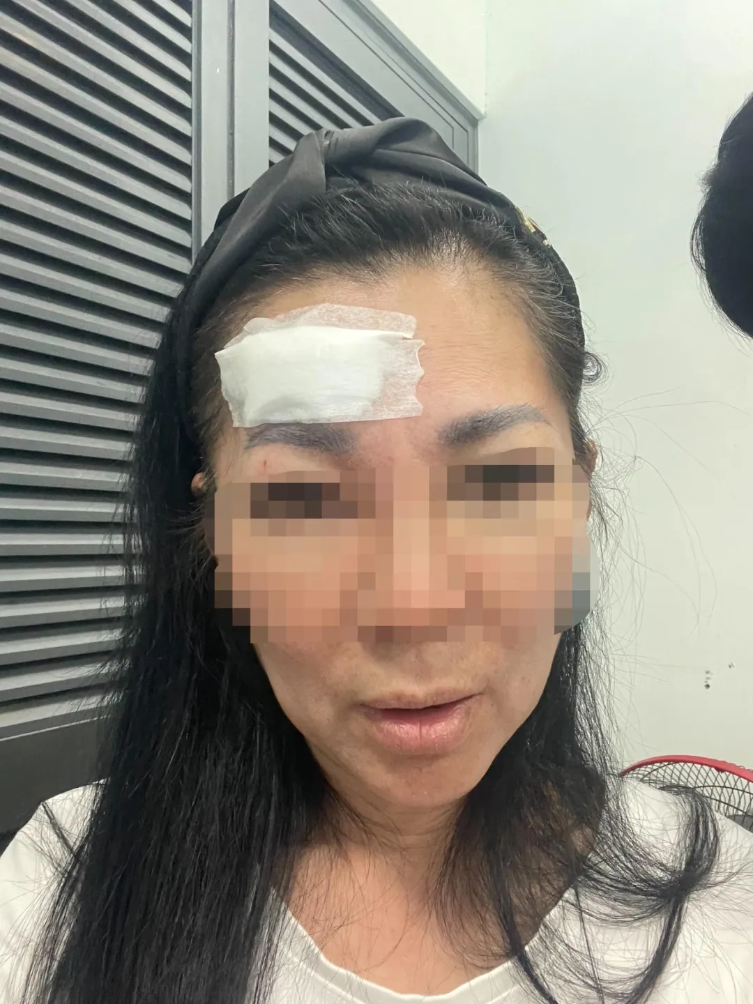 徐女額頭和眉毛被打到見血。(圖/中天新聞)