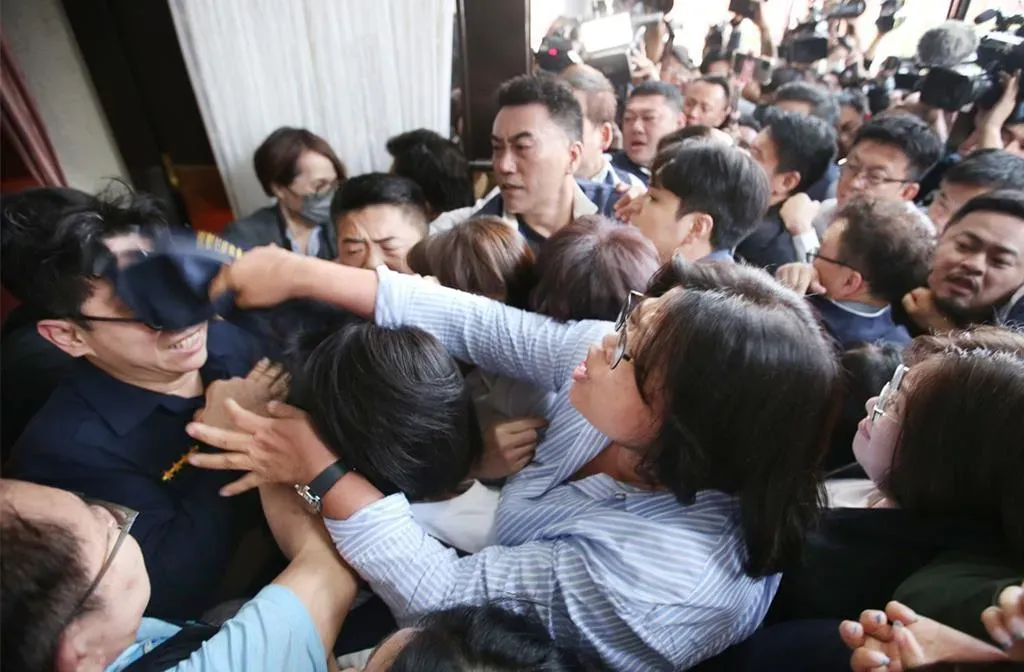 立法院日前為國會改革案,朝野展開攻防激烈,過程中還發生王美惠毆打警察事件。(圖/資料照)