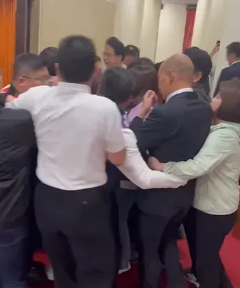 國民黨立委為救援韓國瑜，與民進黨立委爆發衝突。（圖/中天新聞）