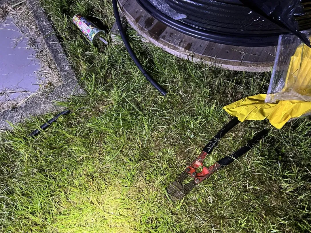 幸而變電所保全人員發現的快，竊賊丟下犯案工具翻牆逃跑並未得逞。（圖／台電提供）