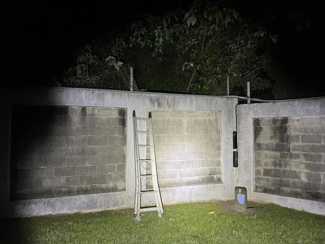 竊賊進出使用的爬梯還遺留在現場。（圖／台電提供）