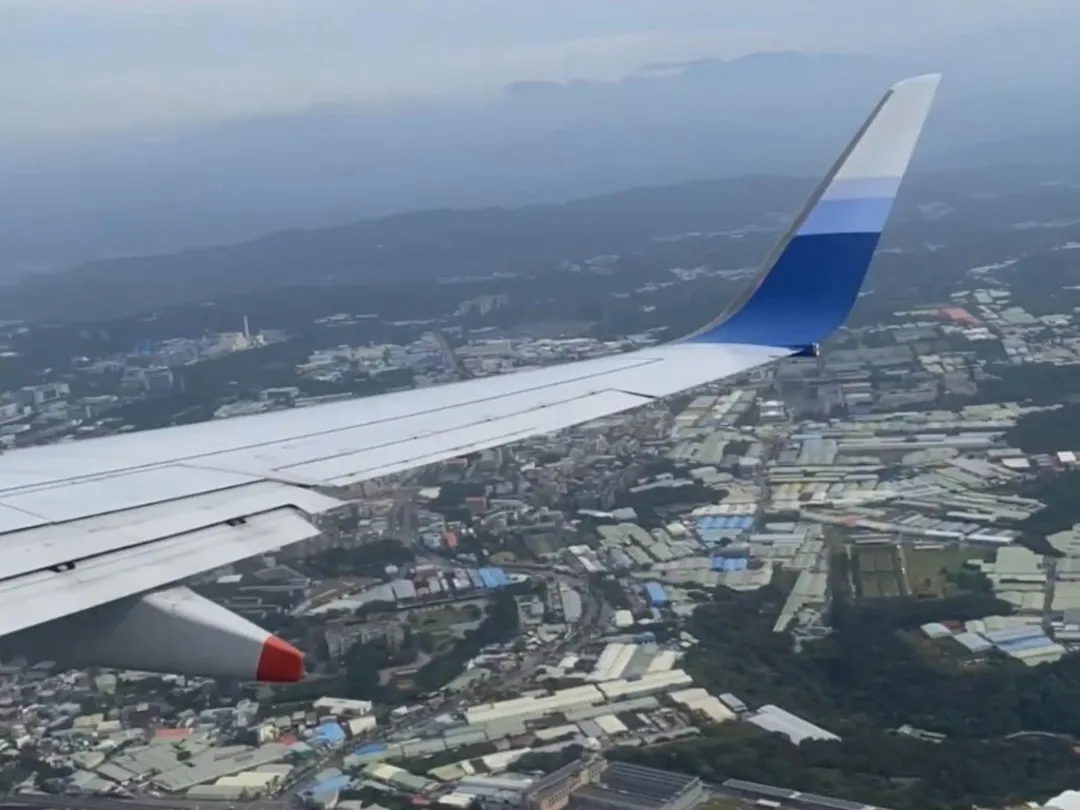 民航局新規定限制每位旅客攜帶行動電源數量為2個，並禁止旅客在飛行途中充電。（圖／中天新聞）