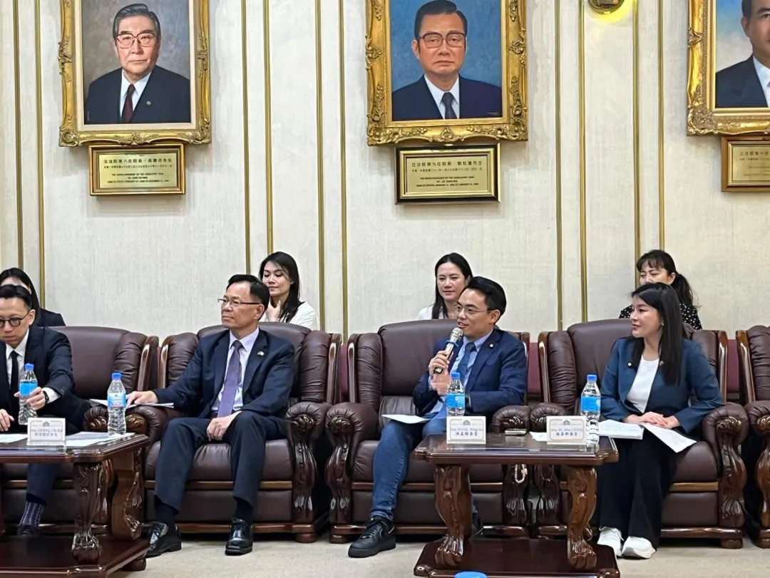 洪孟楷今天和韓國瑜及各黨代表接見外賓。(圖/翻攝洪孟楷臉書)
