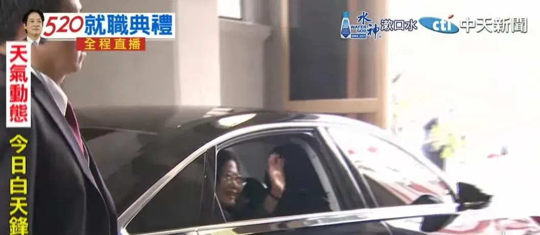 蔡英文上車後最後揮手致意。（圖／中天新聞）