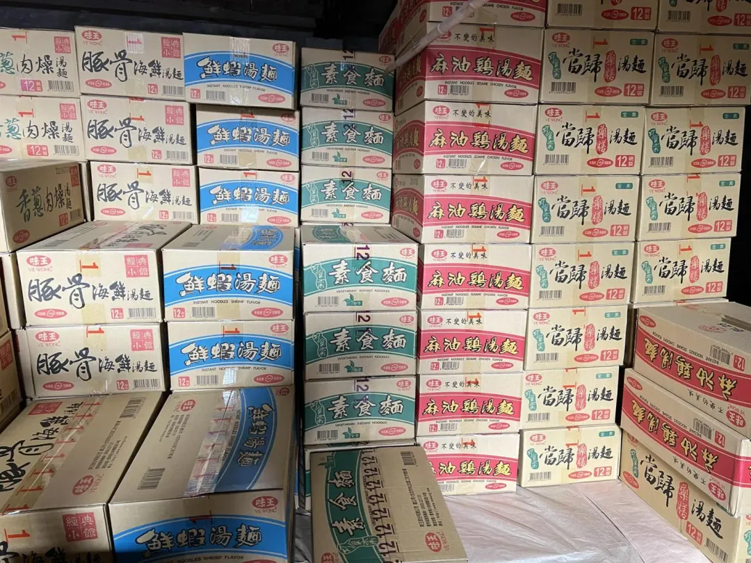 大竹村福榕宮擺滿泡麵。（圖／大竹村福榕宮FB）