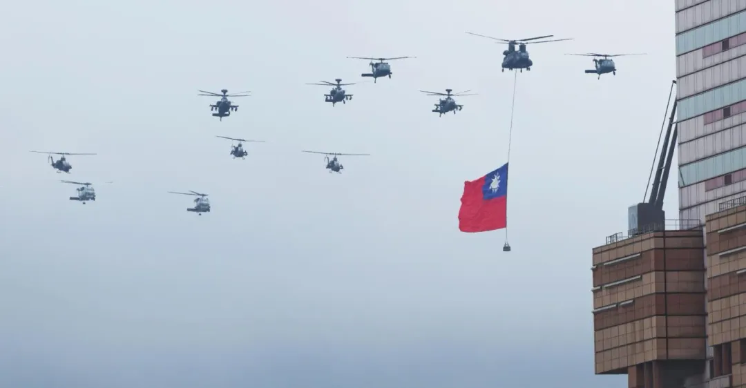 國軍直升機吊掛國旗展演。(圖/記者李俊毅攝)