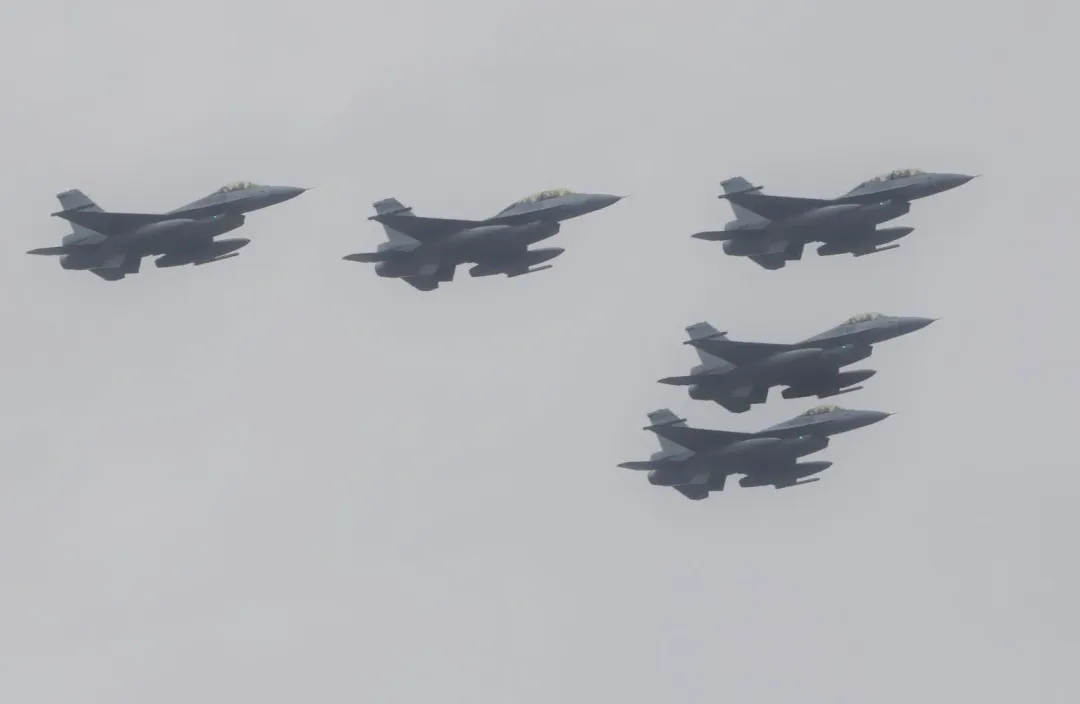 F-16空中分列式。(圖/記者李俊毅攝)