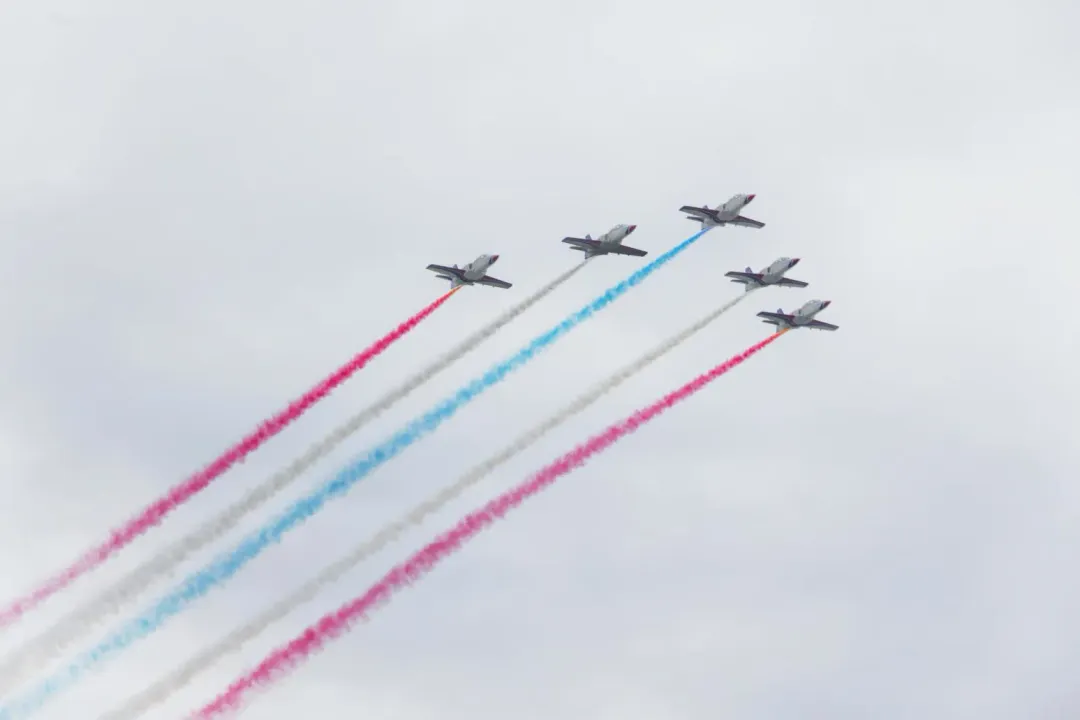 空軍雷虎特技小組AT-3教練機採大雁隊形。(圖/記者李俊毅攝)