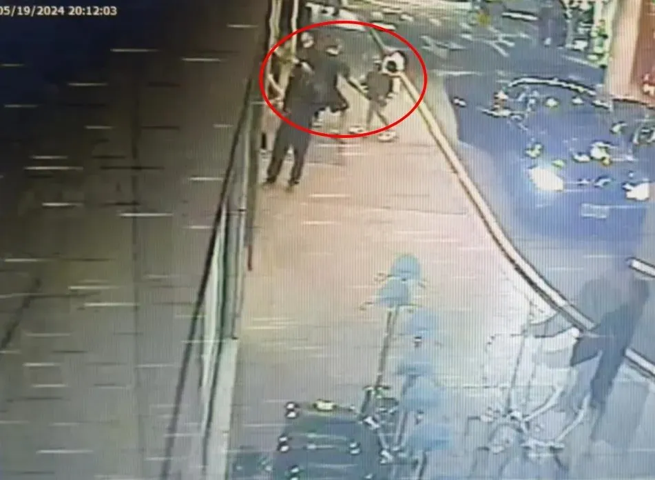 傷者由朋友自行駕車送至北醫，傷者詹、盧2人腹部中刀，臟器外露，詹男到院已意識不清，盧男尚能言語，經詢問不明原因遭砍。（圖／翻攝畫面）