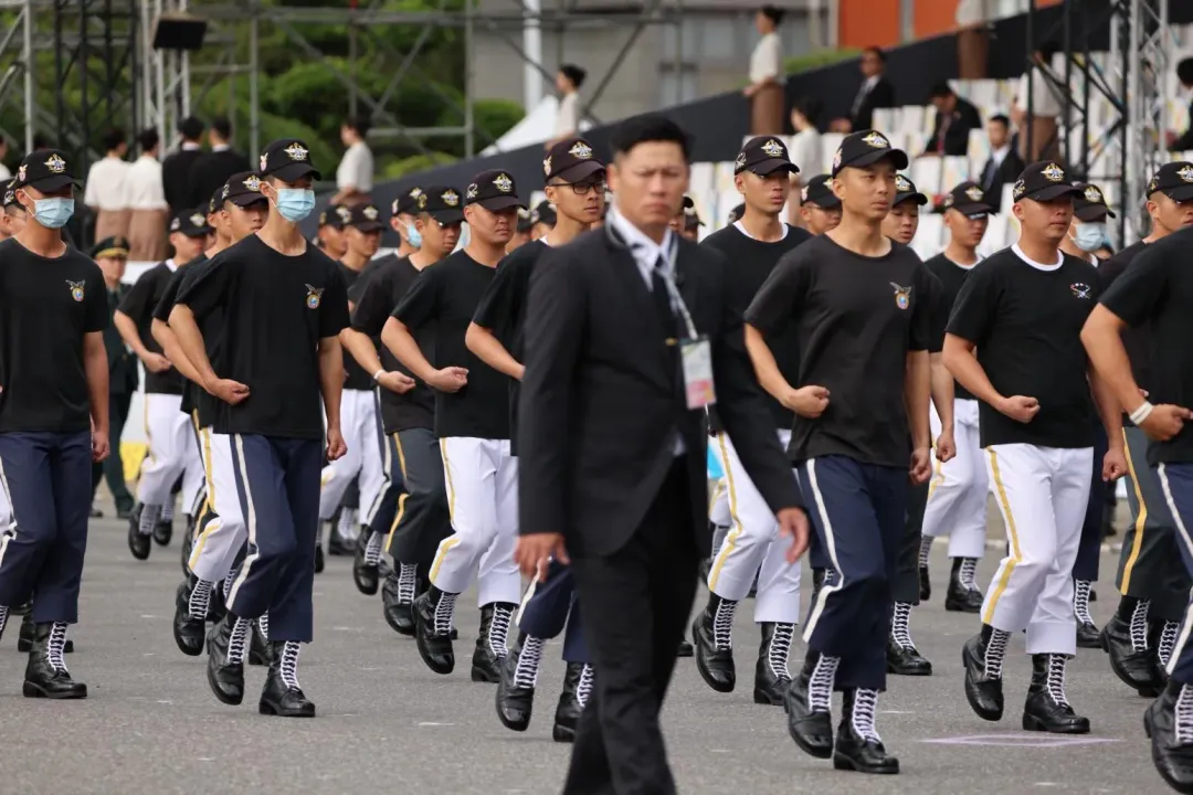 520國軍展演樂儀隊熱身。(圖/記者李俊毅攝)