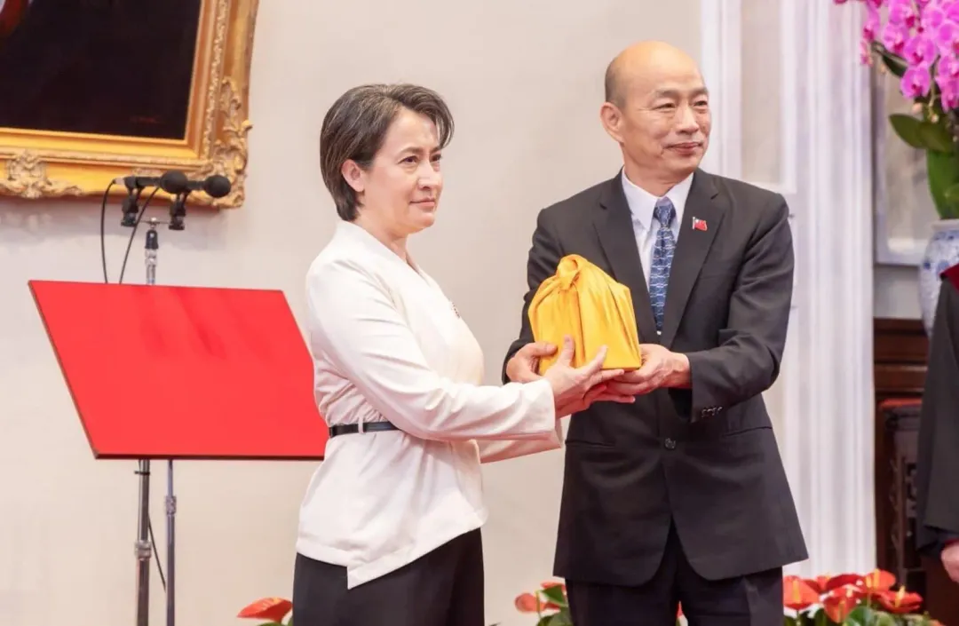 立法院長韓國瑜授予副總統之印給副總統蕭美琴(圖/翻攝韓國瑜臉書)