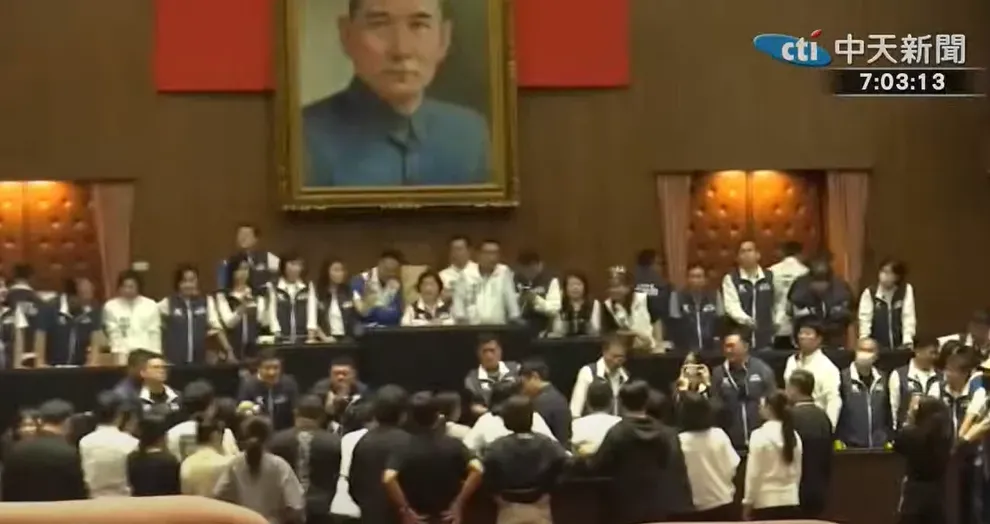 國民黨目前成功佔領主席台。(圖/中天新聞)