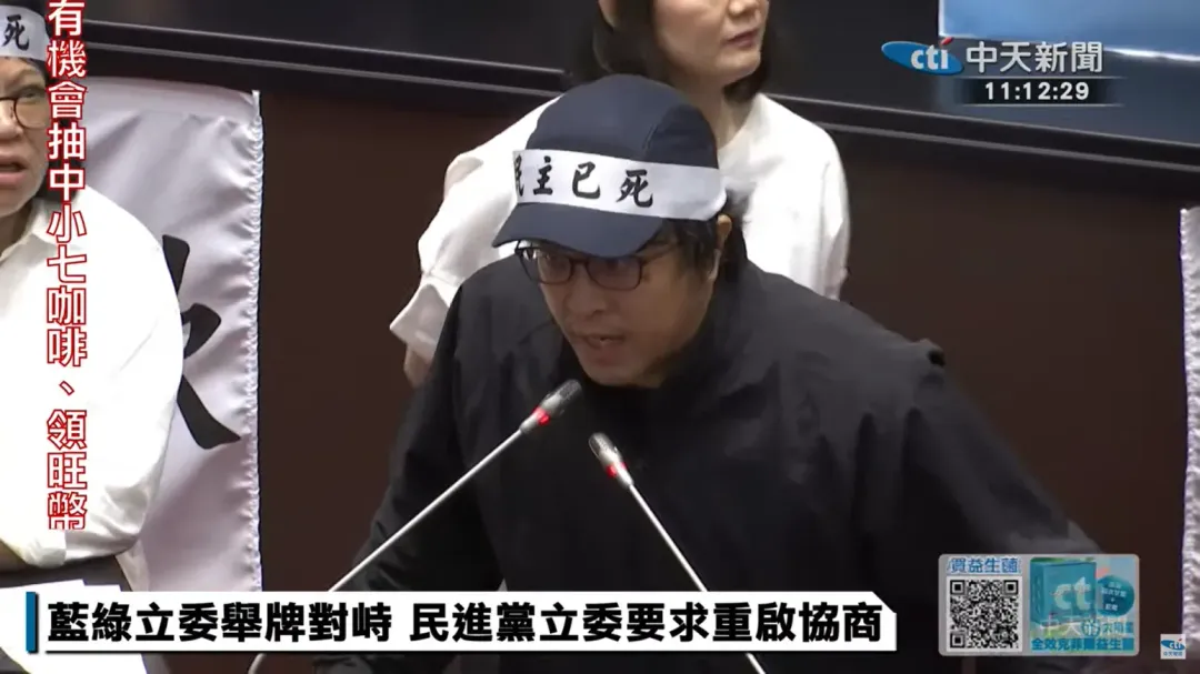 沈伯洋上台發言時已拆掉紗布頭巾,改為戴帽子。(圖/中天新聞)