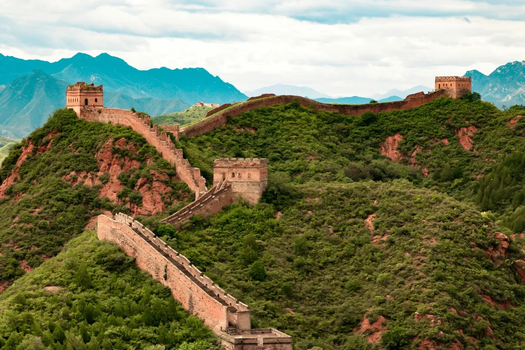 江大爺跟團遊北京，凌晨集合去爬長城。（示意圖／unsplash）
