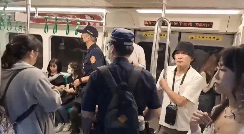因應中捷事故,高雄市警局隨即加強高雄捷運、輕軌系統安全防護。(圖/警方提供)