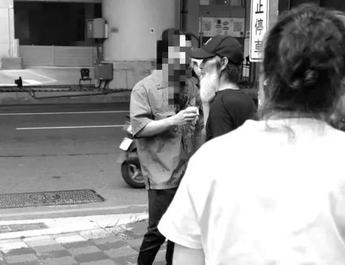 馬尾哥被誤認成兇嫌慘遭毆打掛彩。(圖/翻攝自Threads)