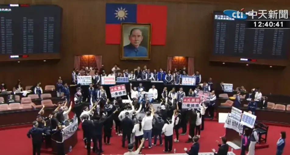 立法院院會今天(21日)續審攸關國會改革的《立法院職權行使法》。(圖/中天新聞)