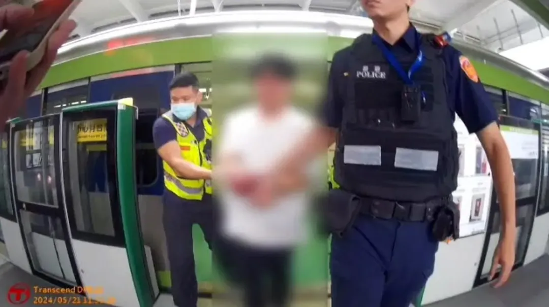警方將洪男上銬送醫。(圖/中天新聞)