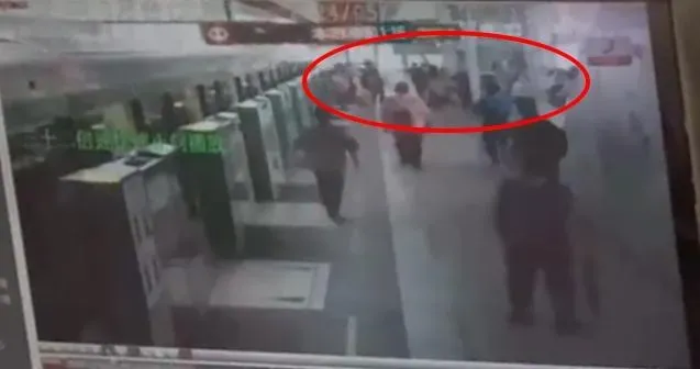乘客全部傾洩而出,忙著逃難。(圖/翻攝畫面)