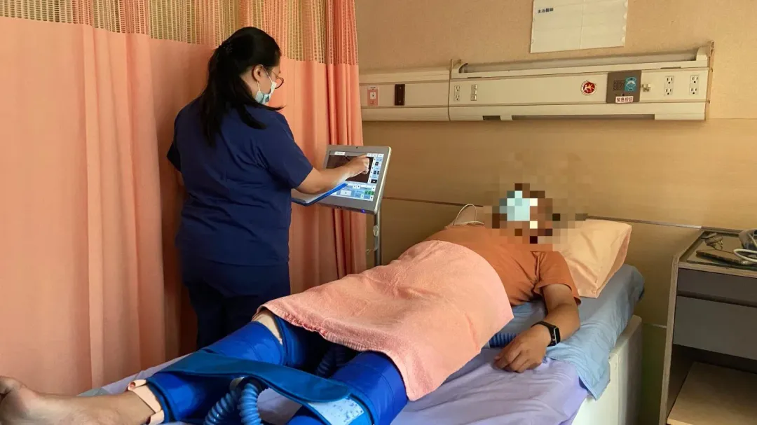 病人接受EECP治療時,只需平躺在特製醫療床,在患者小腿、大腿和臀腹部綁上特製氣囊套。(圖/員榮醫院提供)
