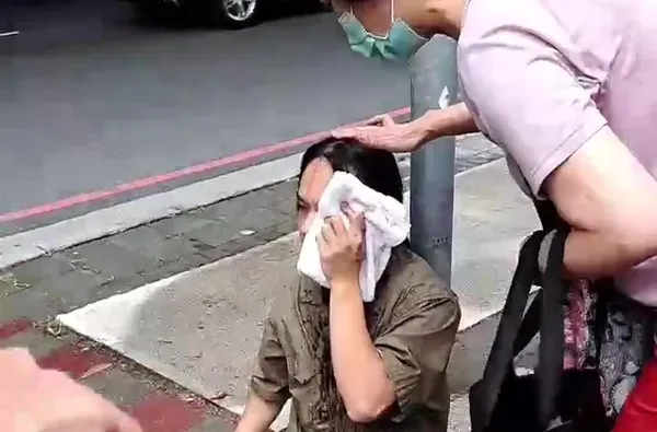 許姓長髮哥多次企圖壓制兇嫌,結果臉部遭劃出15公分撕裂傷。(圖/中天新聞)