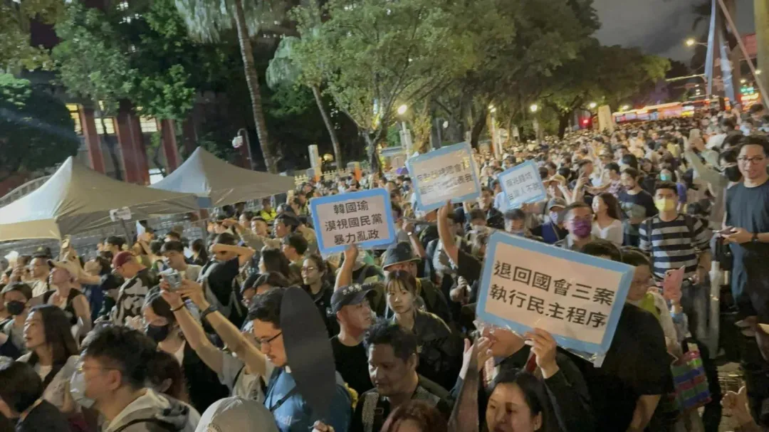 綠營支持群眾21日包圍立法院。（圖／翻攝黃捷臉書）
