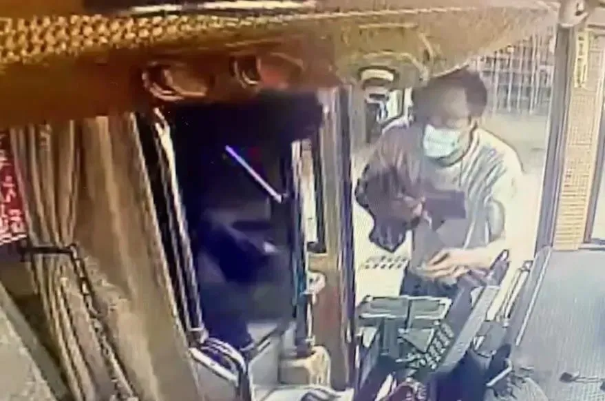 台北市市教育處也緊急宣布,今晚及明天早上暫停校園場地開放。(圖/中天新聞)