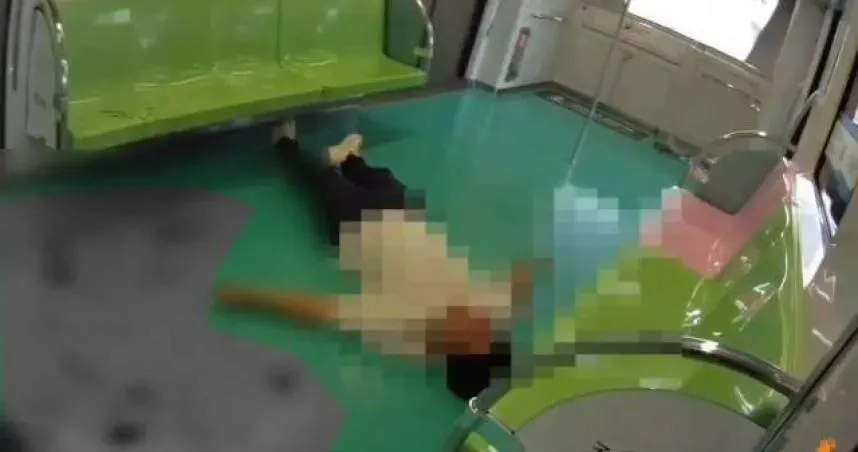 在中捷持刀砍人的洪男，倒臥在地上等待警察逮捕。（圖／翻攝自記者爆料網）