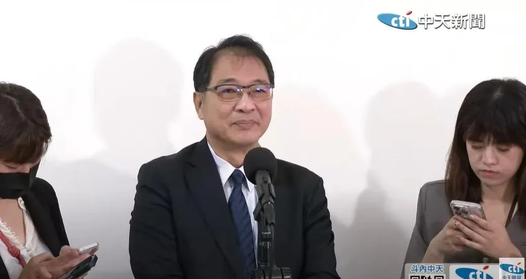 謝龍介指出，某位新潮流大老用ATM和第三方平台轉出2900萬，但卻沒被檢方調查，他要求法務部長鄭銘謙給個說法。（圖/中天新聞）