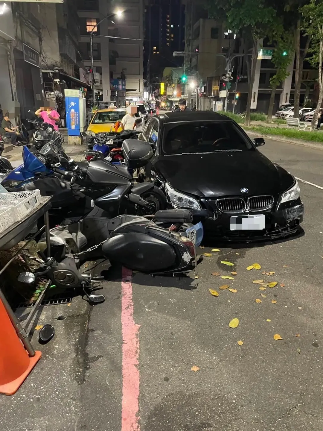三重一名毒蟲遇臨檢,心虛自撞分隔島,擦撞到旁邊無辜的汽、機車。(圖/警方提供)