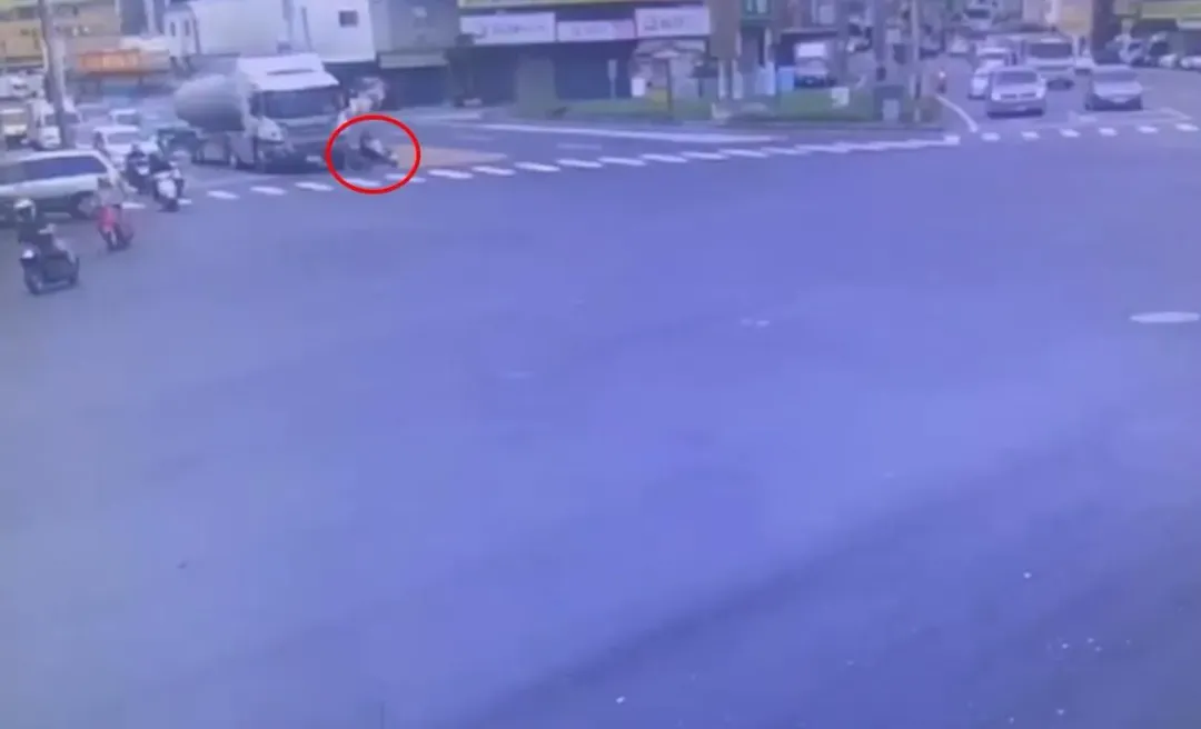 彰化婦人騎車鬼切倒地，差點遭油罐車輾過。（圖／民眾提供）
