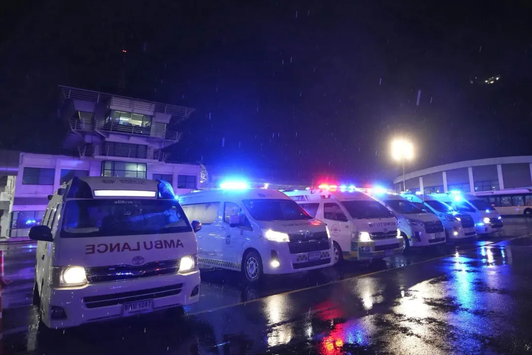 多輛救護車進曼谷蘇凡納布機場待命（圖／美聯社）